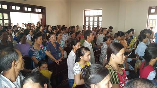 Kết thúc phiên xử vụ “quan tài diễu phố”: Kẻ chủ mưu thoát án tử - 2 Rất đông người dân có mặt tại phiên tòa để nghe HĐXX tuyên án.