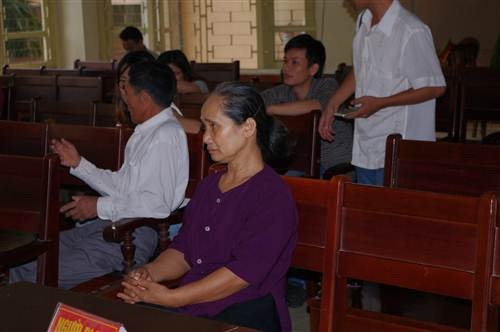 Bà Hoàng Thị Hội, mẹ nạn nhân Nguyễn Thị Hoan tại phiên tòa sáng nay.