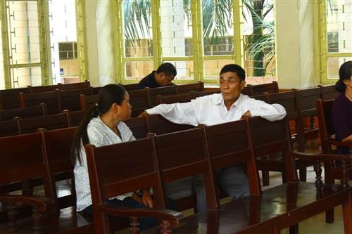 Ông Chúc và bà Lành có mặt tại tòa từ sớm để theo dõi tòa tuyên án.
