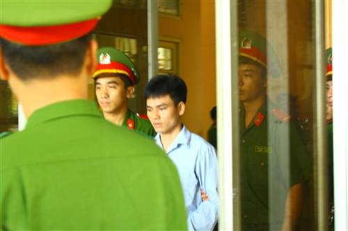 Hung thủ Lý Nguyễn Chung được dẫn giải ra khỏi tòa