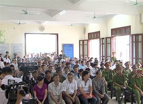 Vụ lật cầu treo Chu Va 6: Gia đình người thiệt mạng đòi bồi thường 120 triệu đồng - 3 Các bị cáo trong vụ án tại phiên tòa.