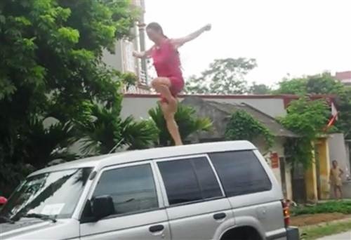 Sau khi nhảy lên nóc xe, người phụ nữ này đã có những hành động rất kỳ quặc.
