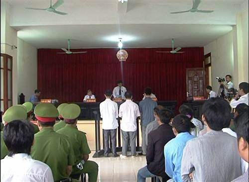 Sáng nay, HĐXX TAND tỉnh Lai Châu đã tuyên phạt các bị cáo trong vụ lật cầu treo thảm khốc.