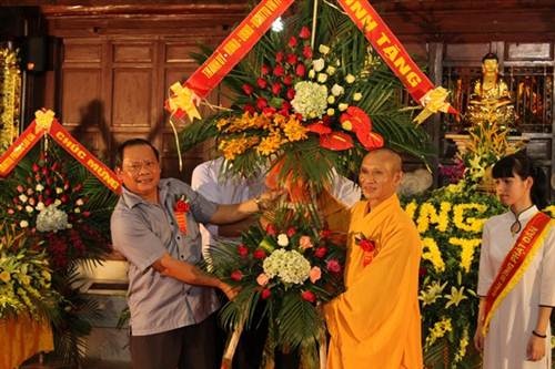 Phật tử cả nước tưng bừng mừng Đại lễ Phật đản - 14 Lãnh đạo ban ngành tỉnh Lào Cai tặng hoa chúc mừng nhân mùa Phật đản.