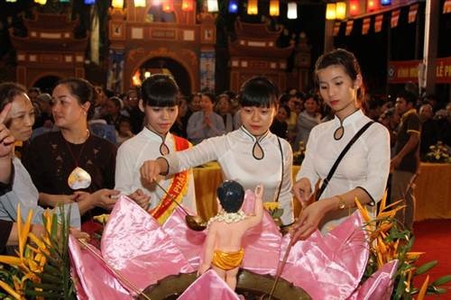 Phật tử cả nước tưng bừng mừng Đại lễ Phật đản - 15 Lãnh đạo ban ngành tỉnh Lào Cai tặng hoa chúc mừng nhân mùa Phật đản.