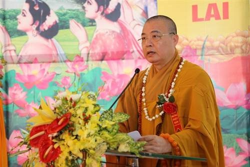 Phật tử cả nước tưng bừng mừng Đại lễ Phật đản - 9 Giáo hội Phật giáo Việt Nam đã trao quà tại chương trình Nâng bước trẻ thơ.
