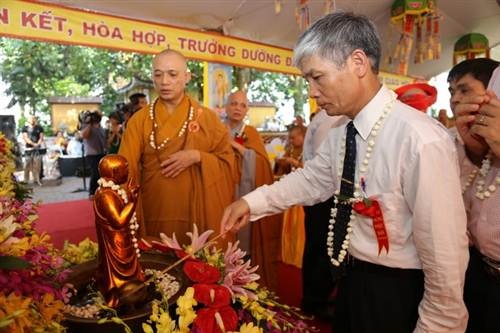Phật tử cả nước tưng bừng mừng Đại lễ Phật đản - 11 Nghi lễ tắm Phật tại chùa Trấn Quốc.