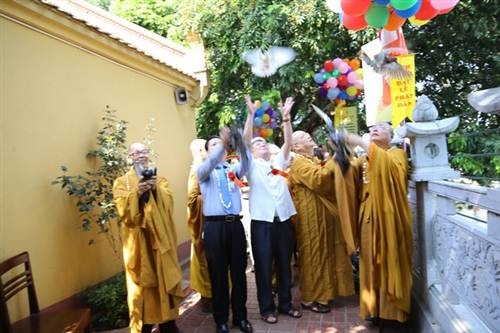Phật tử cả nước tưng bừng mừng Đại lễ Phật đản - 10 Giáo hội Phật giáo Việt Nam đã trao quà tại chương trình Nâng bước trẻ thơ.
