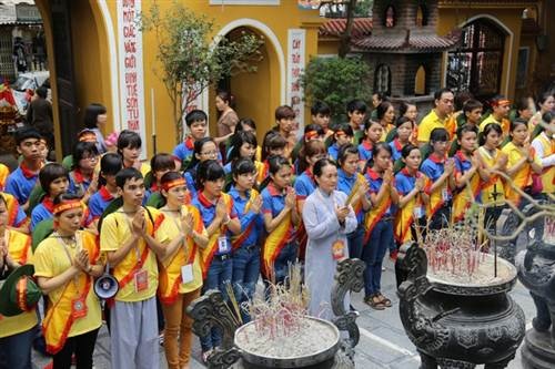 Phật tử cả nước tưng bừng mừng Đại lễ Phật đản - 1 Thanh thiếu niên Phật tử Thủ đô dâng hoa và diễu hành đạp xe chào mừng lễ Phật đản.