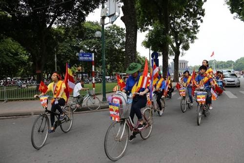 Phật tử cả nước tưng bừng mừng Đại lễ Phật đản - 3 Thanh thiếu niên Phật tử Thủ đô dâng hoa và diễu hành đạp xe chào mừng lễ Phật đản.