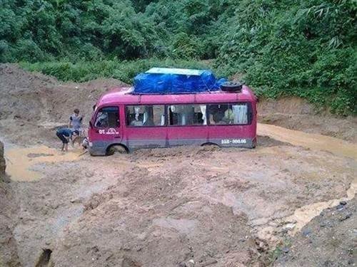 Quốc lộ 4D bị chia cắt hoàn toàn sau mưa lũ - 1 Tuyến Quốc lộ 4D đoạn qua khu vực huyện Sìn Hồ bị sạt lở và chia cắt.