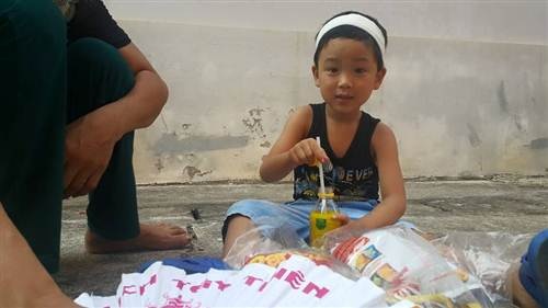 Vụ “quan tài diễu phố”: Rớt nước mắt những đứa trẻ bên ngoài phòng xử - 4 Sự hồn nhiên của cháu bé Nguyễn Hàn Thái Tú tại phiên tòa khiến cho nhiều người rưng rưng nước mắt.