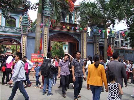 Du khách nườm nượp đến trẩy hội đền Mẫu, Đồng Đăng sáng nay.