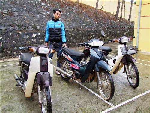 Đối tượng Hoàng Văn Khang cùng tang vật bị lực lượng chức năng thu giữ.