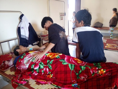 Cuối tuần, Nhân và em trai phải bỏ học chăm sóc bố tại Bệnh viện tâm thần tỉnh Hà Tĩnh