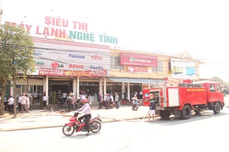 Lực lượng chức năng đang nỗ lực dập đám cháy