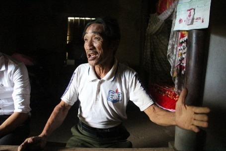 Ông Lục đang kể lại những cuộc săn bắt trâu luông