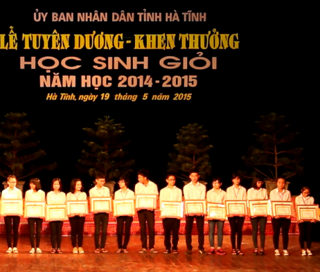 Trao thưởng học sinh giỏi quốc gia, giáo viên xuất sắc - 9 Khen thưởng các em học sinh giỏi cấp tỉnh