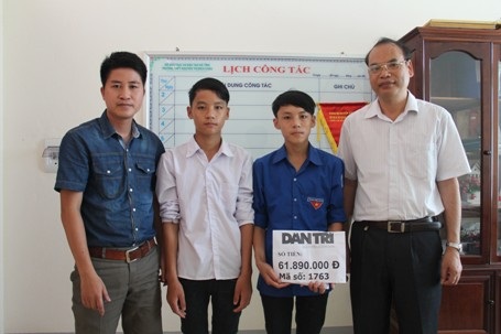 PV Dân trí cùng lãnh đạo trường THPT Bích Châu trao số tiền 61.890.000 đồng cho em Nhân