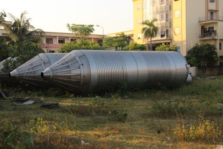 Nhiều thiết bị, linh kiện bị vứt bỏ ngoài trời đã bị hoen gỉ