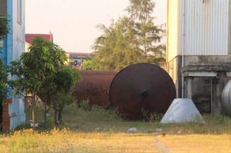 Nhiều thiết bị, linh kiện bị vứt bỏ ngoài trời đã bị hoen gỉ