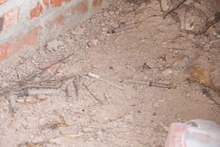 Nhiều thiết bị, linh kiện bị vứt bỏ ngoài trời đã bị hoen gỉ