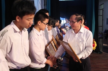 Khen thưởng các em học sinh đoạt học sinh giỏi cấp quốc gia