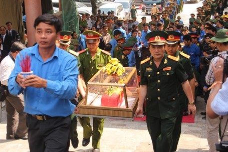 Đại diện Ban công tác đặc biệt Chính phủ và tỉnh Hà Tĩnh đưa các liệt sỹ trở về