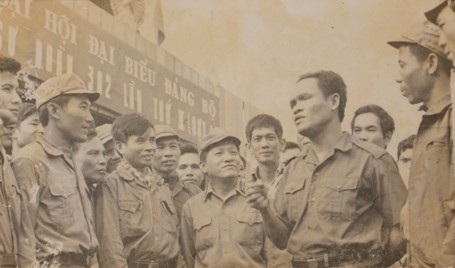 Ông say sưa kể lại những kỷ niệm khi được làm lính cảnh vệ bảo vệ Bác Hồ