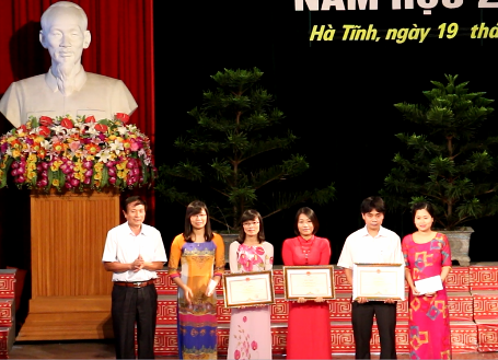 Trao thưởng học sinh giỏi quốc gia, giáo viên xuất sắc - 10 Tuyên dương đội ngũ giáo viên đã góp phần tạo nên những thành tích ngày hôm nay. (Ảnh: Xuân Sinh)