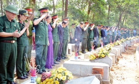 Đại diện Ban công tác đặc biệt Chính phủ và tỉnh Hà Tĩnh đưa các liệt sỹ trở về