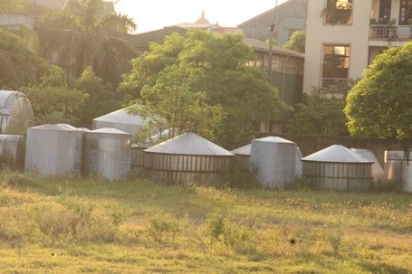 Nhiều thiết bị, linh kiện bị vứt bỏ ngoài trời đã bị hoen gỉ