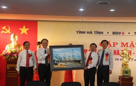 Hà Tĩnh cũng dành cho Bình Định những món quà lưu niệm.