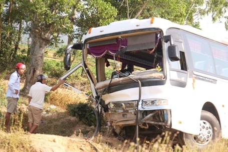 Đầu chiếc xe khách bị hư hỏng nặng