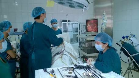 Phẫu thuật thành công ca cắt thận đầu tiên bằng phương pháp nội soi - 1 E kíp đang thực hiện ca phẫu thuật cắt thận bằng phương pháp nội soi