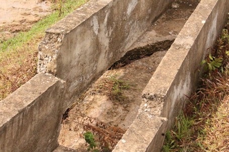 Nhiều đoạn bị nứt toác như thế này