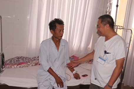 2 ngày sau ca phẫu thuật, ông Tuấn đã có thể đi lại