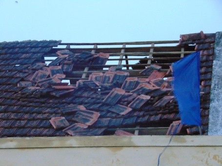 Trận lốc xoáy đã khiến hơn 300 ngôi nhà bị tốc mái