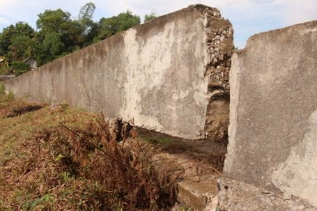 Nhiều đoạn bị nứt toác như thế này