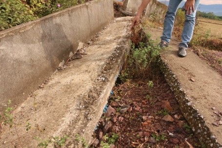 Nhiều đoạn bị gãy khúc trôi xuống ruộng của người dân