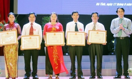 Thứ trưởng Bộ GD&ĐT Phạm Mạnh Hùng trao Bằng khen của Bộ GD&ĐT cho 2 tập thể và 3 cá nhân