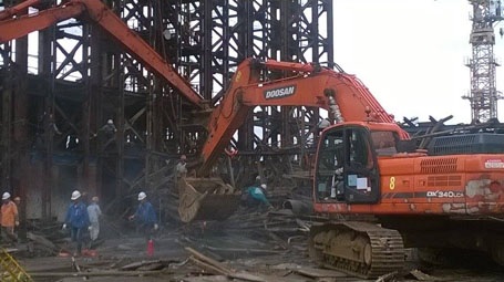 Tặng bằng khen các cá nhân có thành tích cứu hộ trong vụ sập giàn giáo - 1 Hiện trường vụ sập giàn giáo tại Công trường Fomorsa hôm 25/3 vừa qua