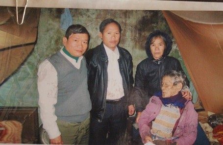 Ông Trinh trong một lần đi tặng quà cho mẹ liệt sỹ Đặng Thị Cháu (Ảnh chụp từ tư liệu)