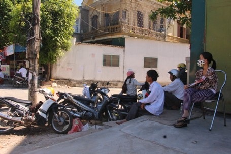 Con làm bài, cha mẹ thấp thỏm ngoài phòng thi