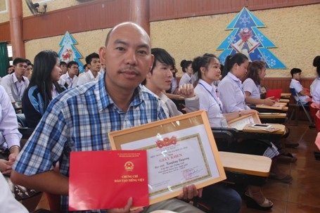 Anh XayXong vui mừng vì sau kết thúc khóa học anh đạt kết quả loại giỏi