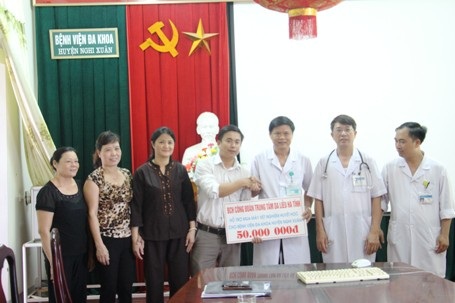 Bạn đọc báo Dân trí tặng 50 triệu đồng cho Bệnh viện huyện Nghi Xuân