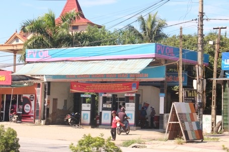 Bom xăng giữa khu dân cư: Khó xử phạt vì tiền phạt quá lớn (!?)