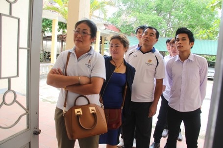 Nhiều phụ huynh của các em lưu học sinh Lào cũng đã có mặt để chúc mừng cho các con