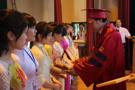 Nhà trường trao bằng khen cho các sinh viên dành nhiều thành tích trong học tập.