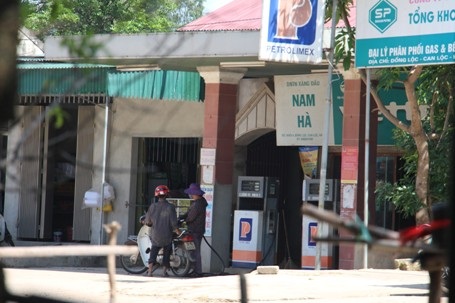 Bom xăng giữa khu dân cư: Khó xử phạt vì tiền phạt quá lớn (!?)